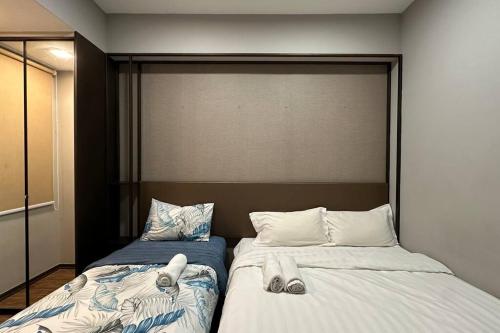 two beds sitting next to each other in a room at Seaview Seafront Duplex in Town with WiFi & Full Kitchen 83A in Georgetown