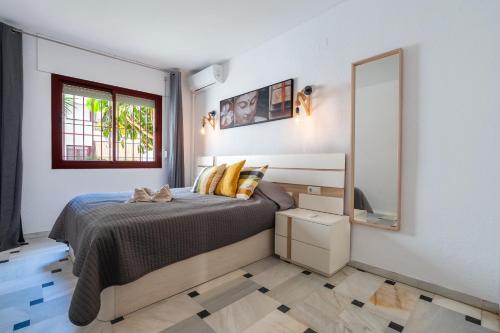 En eller flere senge i et værelse på Charming Apartment in Riviera