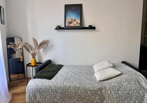 une chambre avec un lit et un tableau au mur dans l'établissement Studio centre Nice VieilleVille, à Nice