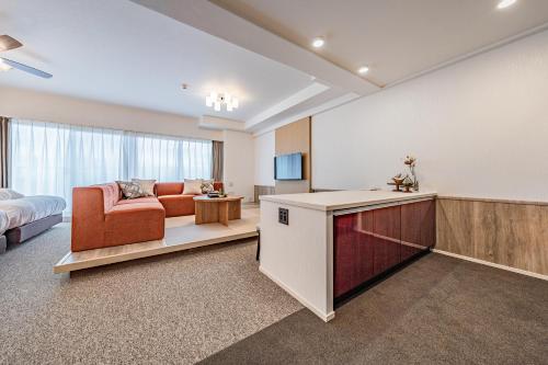 un soggiorno con un letto e un divano di Apartment Hotel 11 Namba Motomachi ad Osaka