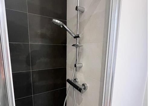 une douche avec pommeau de douche dans une salle de bain dans l'établissement Studio centre Nice VieilleVille, à Nice