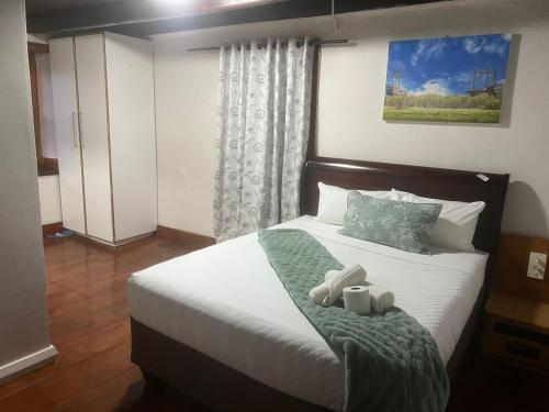 una camera da letto con un letto con due orsacchiotti sopra di Heba Guest Lodge Two a Uitenhage