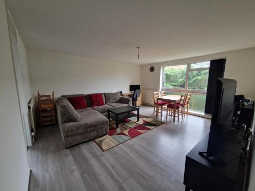 Ruang duduk di Large 1 bed flat in Purley close to train station