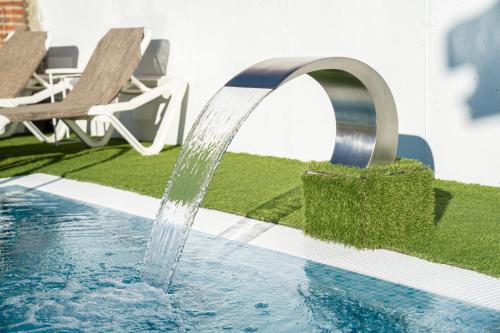 - une piscine avec une fontaine dans la cour dans l'établissement Apartamento Buenavista con Jacuzzi y Jardín privado en Abadia ATT-CC-0608, à Abadía