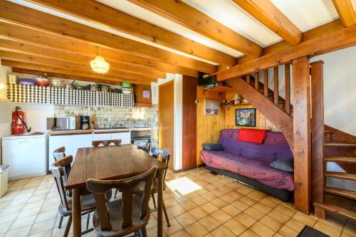un salon avec une table et un canapé dans l'établissement Les Chalets Du Pres D'amont, à Vagney