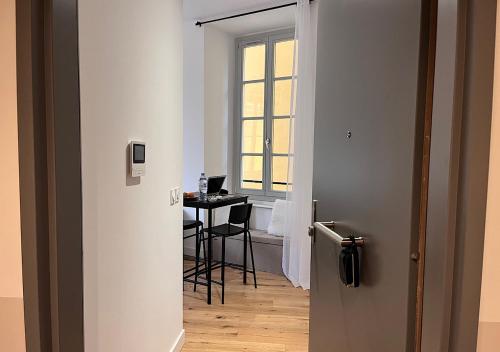 Cette chambre comprend un bureau et une table avec une chaise. dans l'établissement Studio centre Nice VieilleVille, à Nice