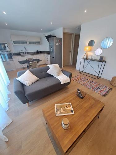 un salon avec un canapé et une table basse dans l'établissement Appartement T2 rez-de-villa, à Furiani