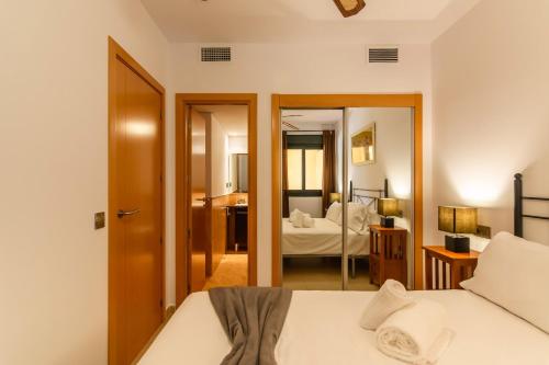 ein Hotelzimmer mit zwei Betten und einem Schlafzimmer in der Unterkunft Playa Marina by Ĥ - Playa Punta del Moral PPHM218P41 in Punta del moral