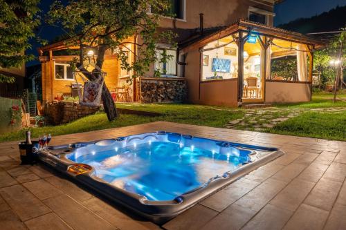 una vasca idromassaggio nel cortile di una casa di Дановатъ къща a Zgorigrad