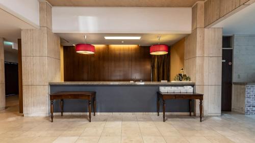 a lobby with two tables and two red lamps at 琴弾荘 in Kanonji