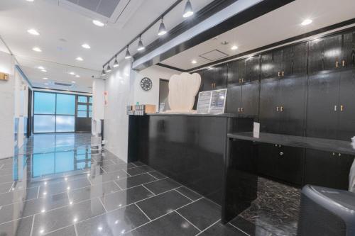 Habitación grande con armarios negros y piscina. en Minutes from Sumiyoshi & Iconic Attractions & Sky Tree, en Tokio