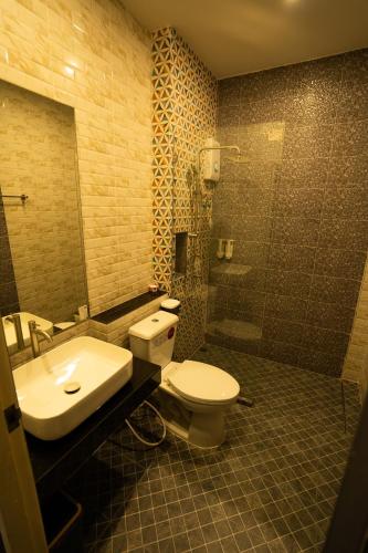 a bathroom with a toilet and a sink and a shower at Standard in Ban Phrom Min