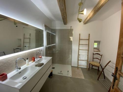 Koupelna v ubytování MAS ENTIEREMENT RENOVE, à SALAZAC, Le Mas des Deux Vallées, 4 CHAMBRES, 8 personnes avec Piscine privée