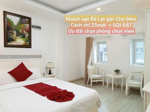 Ένα ή περισσότερα κρεβάτια σε δωμάτιο στο Hotel Da Lat NC - Khách Sạn Cách Chợ Đêm 25 mét