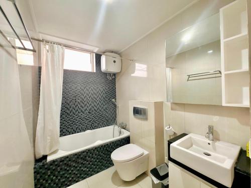 Koupelna v ubytování Opulence Corner 2BR Surabaya Apartment at Via Tower Ciputra World by Le Ciel Hospitality