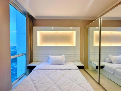 Postel nebo postele na pokoji v ubytování Opulence Corner 2BR Surabaya Apartment at Via Tower Ciputra World by Le Ciel Hospitality