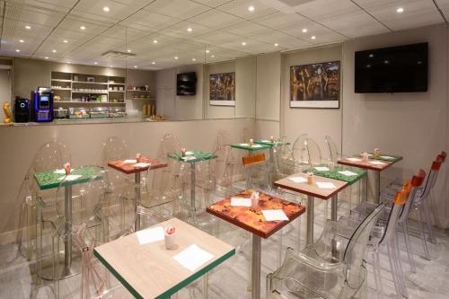 une salle avec des tables et des chaises dans un restaurant dans l'établissement Jardins de Montmartre, à Paris