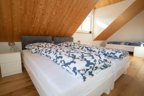 a bedroom with a bed and wooden ceilings at Boarding 9a Wohnen auf Zeit in Eschau