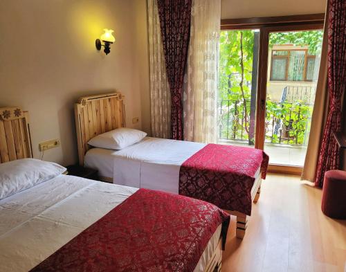 Katil atau katil-katil dalam bilik di Saruhan Hotel
