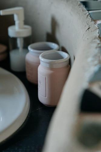 La salle de bains est pourvue de toilettes, d'un lavabo et de 2 tasses. dans l'établissement Nid douillet en ville - l'Atipik, à Mulhouse