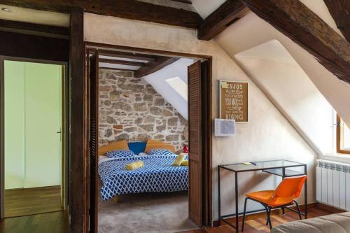 une chambre avec un lit et une chaise dans une pièce dans l'établissement Nid douillet en ville - l'Atipik, à Mulhouse