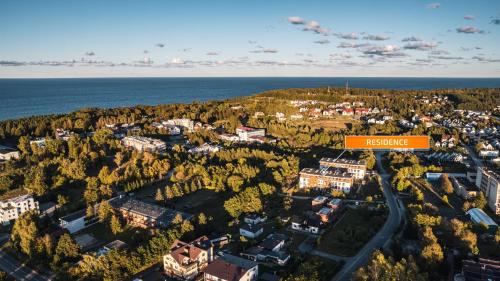 eine Luftansicht einer Stadt mit Straßenschild in der Unterkunft Residence I Jastrzębia Góra, Sun & Snow in Jastrzębia Góra