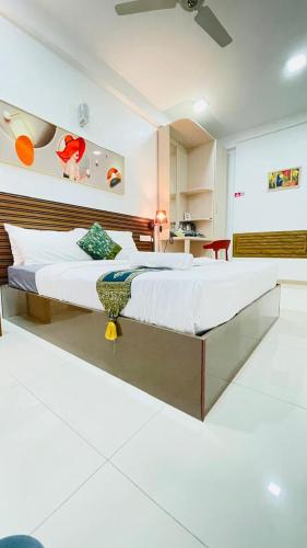 a bedroom with two beds in a room at HS Miracle Grand in Hulhumale