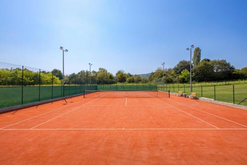 Tenis a/nebo squash v ubytování Luksuzna drvena kuća Babylonica sa bazenom,teniskim terenom i wellnesom nebo okolí