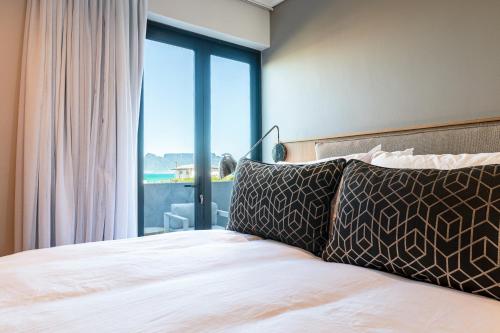 Postel nebo postele na pokoji v ubytování Beachfront Apartment with wrap around terrace in Blouberg, 04 Azul