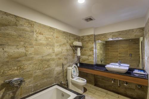 un baño con inodoro y lavabo en Hotel Verandah, en Itahari