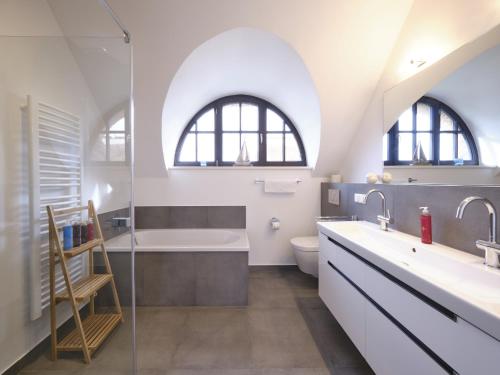 Koupelna v ubytování Reetland am Meer - LuxusPlus Reetdachvilla mit 4 Schlafzimmern und Kamin G08