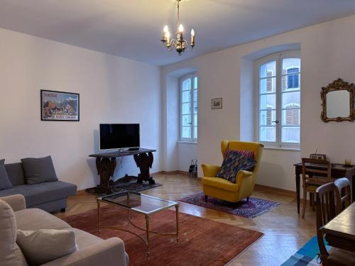 TV a/nebo společenská místnost v ubytování Charmant appartement au cœur de Sion