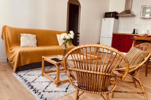 un salon avec un canapé, deux chaises et une table dans l'établissement Apartment in La Rochelle close to amenities, à La Rochelle