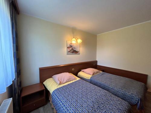two beds in a small room with at Reda in Mielno