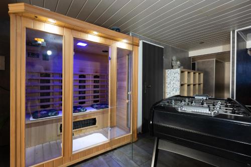 Zimmer mit einem Weinkeller mit Glastür in der Unterkunft Villa 250m Spa privé, Borne d'arcade, Babyfoot - Gite des frères-Strasbourg in Hurtigheim