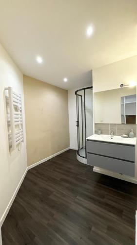 une grande salle de bain avec une baignoire et un lavabo dans l'établissement La Maison d'Hôtes - 8 BDR - Wifi - Gare, à Limoges