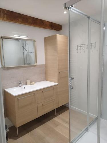 une salle de bain avec un lavabo et une douche dans l'établissement Appartement le Boila, à Gère-Belesten