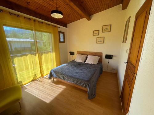 Postel nebo postele na pokoji v ubytování Maison très agréable avec extérieurs, bien située au plan d'eau Embrun