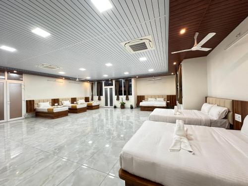 Ένα ή περισσότερα κρεβάτια σε δωμάτιο στο A Mountain view family suite by SS Luxury Comforts