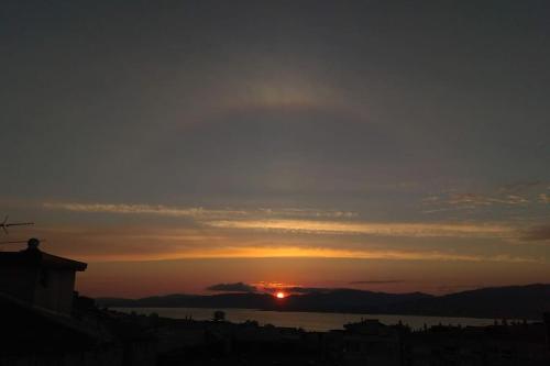 a sunset over the water with the sun in the sky at Ático con terraza en el corazón de Vigo in Vigo