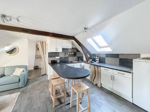 une cuisine avec une table et des chaises dans une pièce dans l'établissement Le Saint Lazare - proche centre, à Compiègne