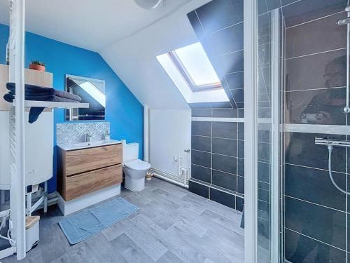 une salle de bain avec une douche, des toilettes et un lavabo dans l'établissement Le Saint Lazare - proche centre, à Compiègne