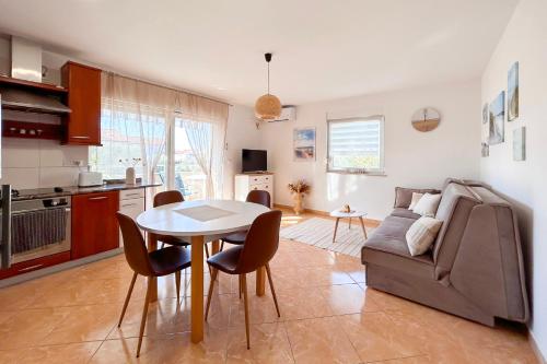 Hanna - 500m from the beach