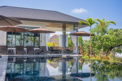 Bazén v ubytování The garden pool villa resort at Doi Saket nebo v jeho okolí