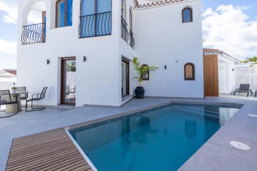 Luxury house with private heated pool in Nerja!