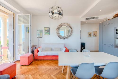 un salon avec une table et un canapé dans l'établissement LE SINATRA splendide vue mer panoramique et balcon, idéal pour des séjours de loisirs ou business, à Cannes