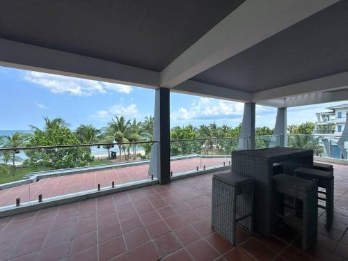 einen großen Balkon mit Meerblick in der Unterkunft Nilaveli Condos by Amba in Nilaveli