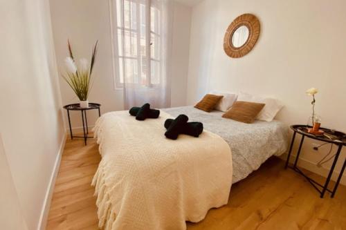 une chambre avec deux lits avec des serviettes dessus dans l'établissement Apartment in La Rochelle close to amenities, à La Rochelle