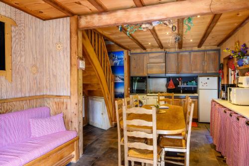 une cuisine et une salle à manger avec une table et des chaises dans l'établissement Chalet Myrtilles, à Saint-Maurice-sur-Moselle