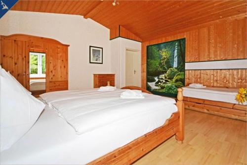ZirchowにあるFerienhaus Zirchow 2の大きな白いベッドと窓のある寝室